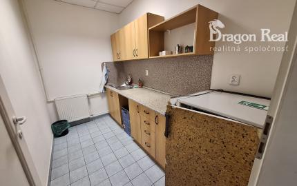 PRENÁJOM – Kancelárske priestory + školiaca miestnosť – ĽUBOTICE