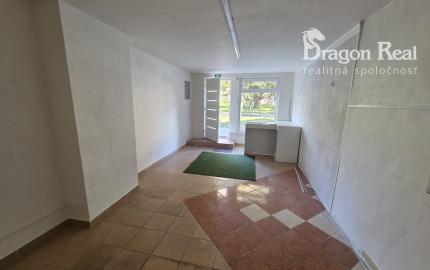 PRENÁJOM – Obchodný priestor o rozlohe 25 m2 – MICHALOVCE