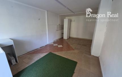 PRENÁJOM – Obchodný priestor o rozlohe 25 m2 – MICHALOVCE