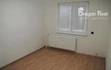 PREDAJ – Rodinný dom s garážou – VEĽKÉ KAPUŠANY