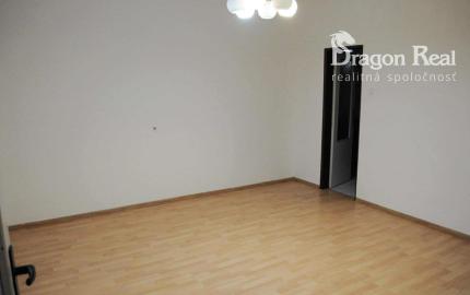 PREDAJ – Rodinný dom s garážou – VEĽKÉ KAPUŠANY