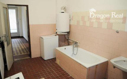 PREDAJ – Rodinný dom s garážou – VEĽKÉ KAPUŠANY