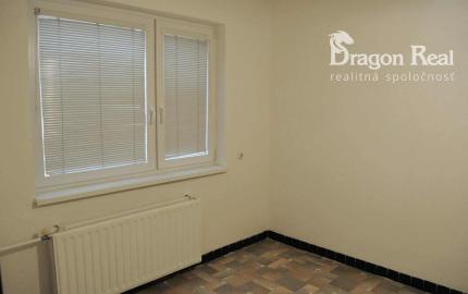 PREDAJ – Rodinný dom s garážou – VEĽKÉ KAPUŠANY