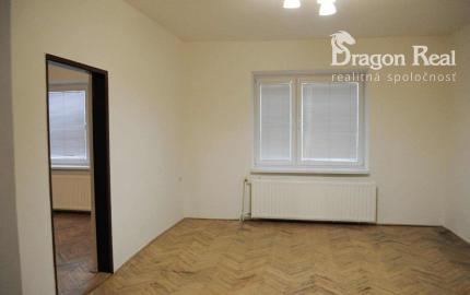 PREDAJ – Rodinný dom s garážou – VEĽKÉ KAPUŠANY