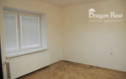 PREDAJ – Rodinný dom s garážou – VEĽKÉ KAPUŠANY