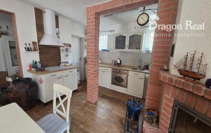 PREDAJ – 2 podlažná murovaná chata po rekonštrukcii, komplet zariadená – ZEMPLÍNSKA ŠÍRAVA