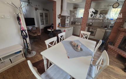 PREDAJ – 2 podlažná murovaná chata po rekonštrukcii, komplet zariadená – ZEMPLÍNSKA ŠÍRAVA