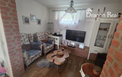 PREDAJ – 2 podlažná murovaná chata po rekonštrukcii, komplet zariadená – ZEMPLÍNSKA ŠÍRAVA