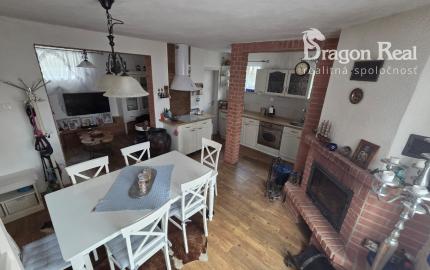 PREDAJ – 2 podlažná murovaná chata po rekonštrukcii, komplet zariadená – ZEMPLÍNSKA ŠÍRAVA