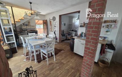 PREDAJ – 2 podlažná murovaná chata po rekonštrukcii, komplet zariadená – ZEMPLÍNSKA ŠÍRAVA