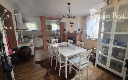 PREDAJ – 2 podlažná murovaná chata po rekonštrukcii, komplet zariadená – ZEMPLÍNSKA ŠÍRAVA