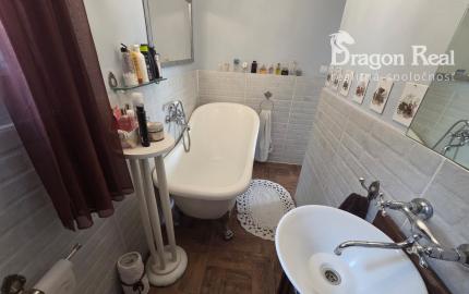 PREDAJ – 2 podlažná murovaná chata po rekonštrukcii, komplet zariadená – ZEMPLÍNSKA ŠÍRAVA