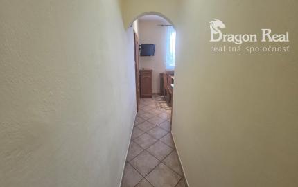 PREDAJ – 3 izbový byt po rekonštrukcii, kompletne zariadený – VRANOV NAD TOPĽOU