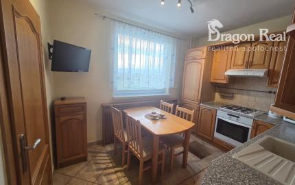 PREDAJ – 3 izbový byt po rekonštrukcii, kompletne zariadený – VRANOV NAD TOPĽOU
