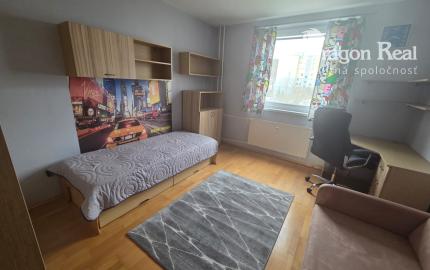 PREDAJ – 3 izbový byt po rekonštrukcii, kompletne zariadený – VRANOV NAD TOPĽOU