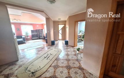 PREDAJ – Priestranný 3-podlažný rodinný dom s ovocným sadom – DUBOVICA okr. Sabinov
