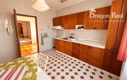 PREDAJ - Výnimočný rodinný dom s terasou a pozemkom 653 m2 - MICHALOVCE