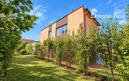 PREDAJ - Výnimočný rodinný dom s terasou a pozemkom 653 m2 - MICHALOVCE