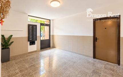 PREDAJ - Klimatizovaný 2 izbový byt s balkónom - MICHALOVCE