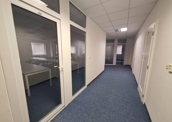 PRENÁJOM – Kancelárske priestory + školiaca miestnosť – ĽUBOTICE