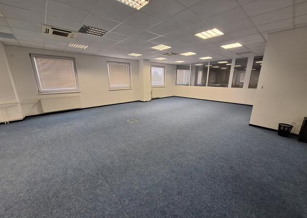 PRENÁJOM – Kancelárske priestory + školiaca miestnosť – ĽUBOTICE