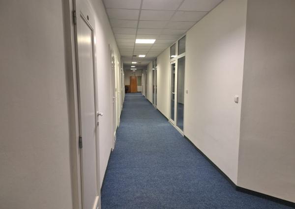 PRENÁJOM – Kancelárske priestory + školiaca miestnosť – ĽUBOTICE