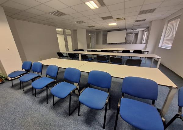 PRENÁJOM – Kancelárske priestory + školiaca miestnosť – ĽUBOTICE