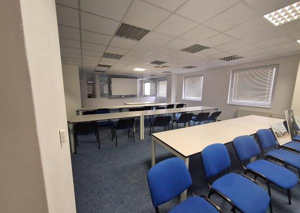 PRENÁJOM – Kancelárske priestory + školiaca miestnosť – ĽUBOTICE