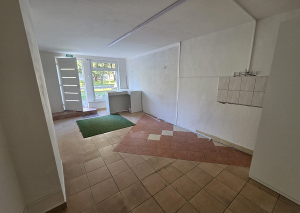 PRENÁJOM – Obchodný priestor o rozlohe 25 m2 – MICHALOVCE