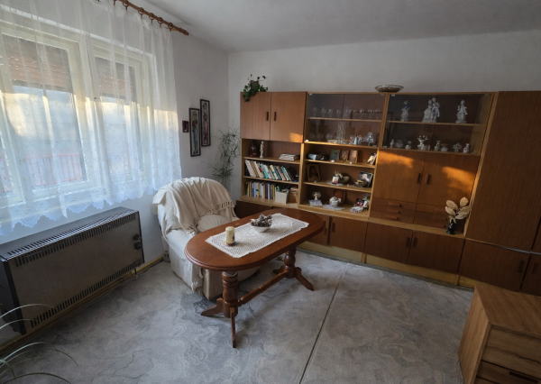 PREDAJ – 2-podlažný rodinný dom v zachovalom stave – TREBIŠOV