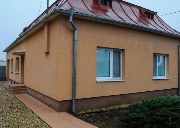 PREDAJ – Rodinný dom s garážou – VEĽKÉ KAPUŠANY
