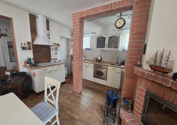 PREDAJ – 2 podlažná murovaná chata po rekonštrukcii, komplet zariadená – ZEMPLÍNSKA ŠÍRAVA