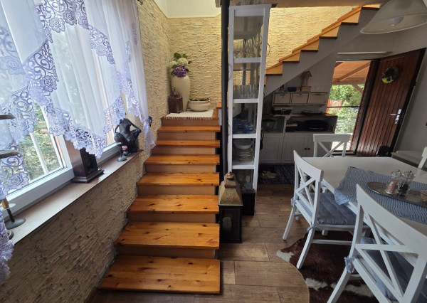 PREDAJ – 2 podlažná murovaná chata po rekonštrukcii, komplet zariadená – ZEMPLÍNSKA ŠÍRAVA