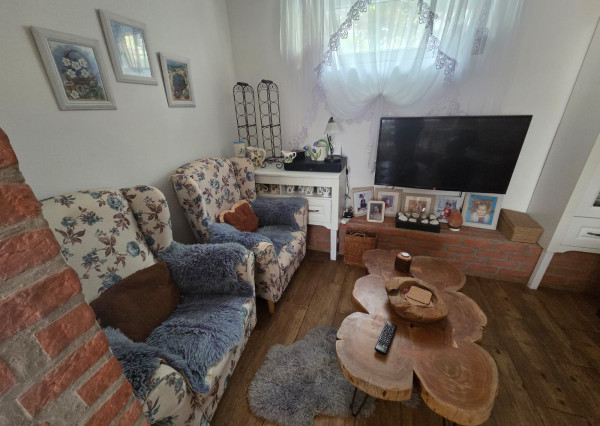 PREDAJ – 2 podlažná murovaná chata po rekonštrukcii, komplet zariadená – ZEMPLÍNSKA ŠÍRAVA