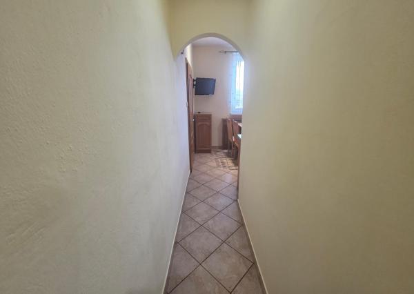 PREDAJ – 3 izbový byt po rekonštrukcii, kompletne zariadený – VRANOV NAD TOPĽOU