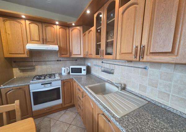 PREDAJ – 3 izbový byt po rekonštrukcii, kompletne zariadený – VRANOV NAD TOPĽOU