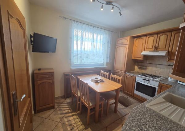 PREDAJ – 3 izbový byt po rekonštrukcii, kompletne zariadený – VRANOV NAD TOPĽOU