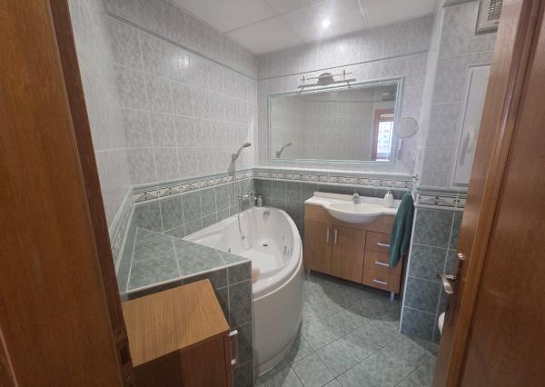 PREDAJ – 3 izbový byt po rekonštrukcii, kompletne zariadený – VRANOV NAD TOPĽOU