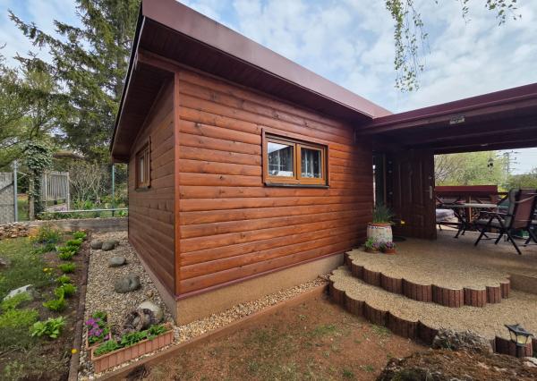 PREDAJ - Drevená chata s krásnou záhradou - MOLDAVA NAD BODVOU