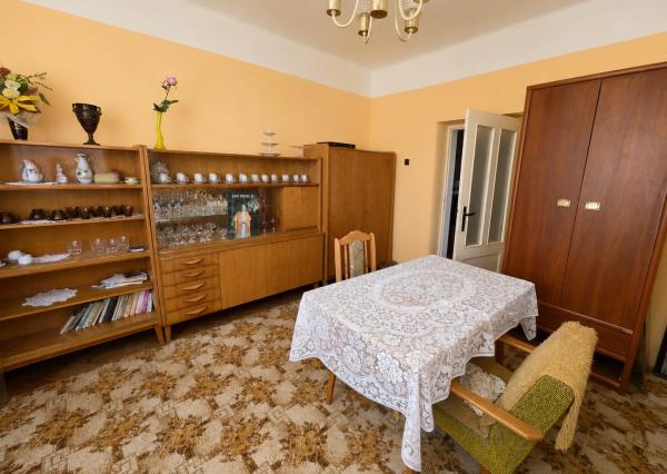 PREDAJ - Rodinný dom s veľkým pozemkom a potenciálom - LEKÁROVCE okr. Sobrance