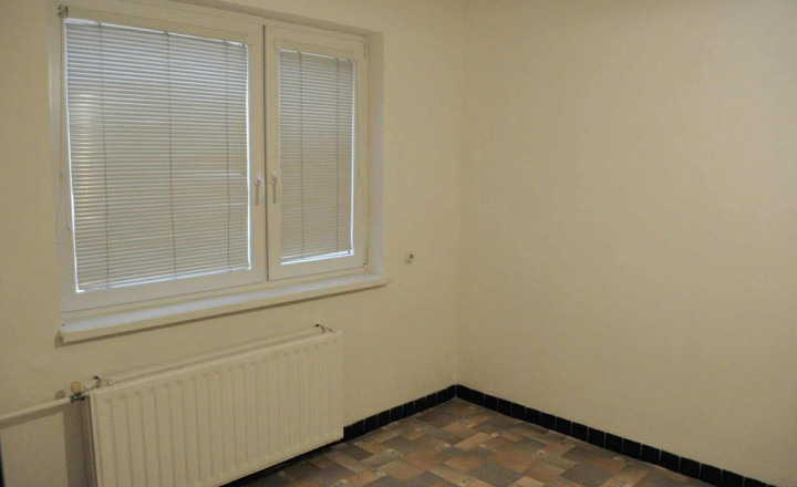PREDAJ – Rodinný dom s garážou – VEĽKÉ KAPUŠANY - fotografia 12