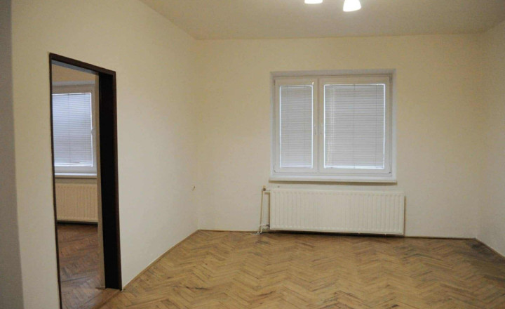 PREDAJ – Rodinný dom s garážou – VEĽKÉ KAPUŠANY - fotografia 14