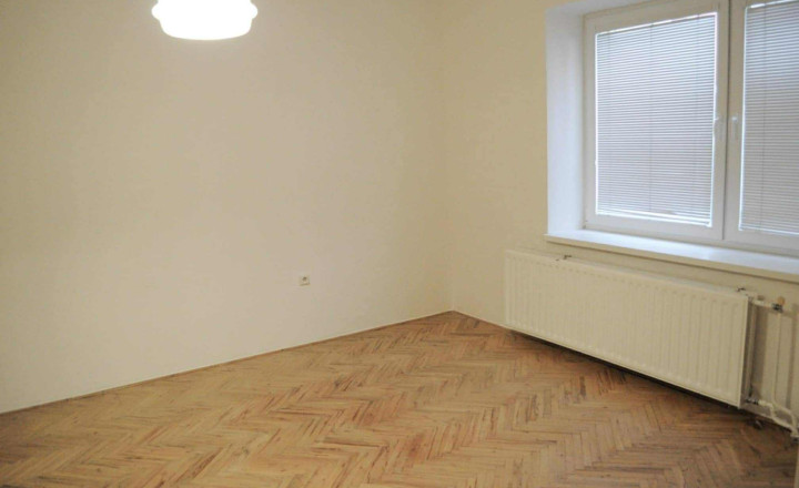 PREDAJ – Rodinný dom s garážou – VEĽKÉ KAPUŠANY - fotografia 16