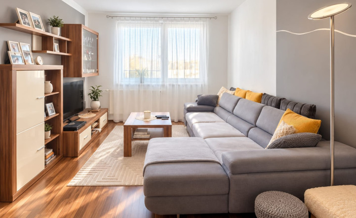 PREDAJ - Klimatizovaný 2 izbový byt s balkónom - MICHALOVCE - fotografia 1