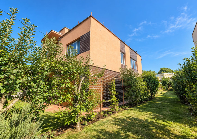 PREDAJ - Výnimočný rodinný dom s terasou a pozemkom 653 m2 - MICHALOVCE