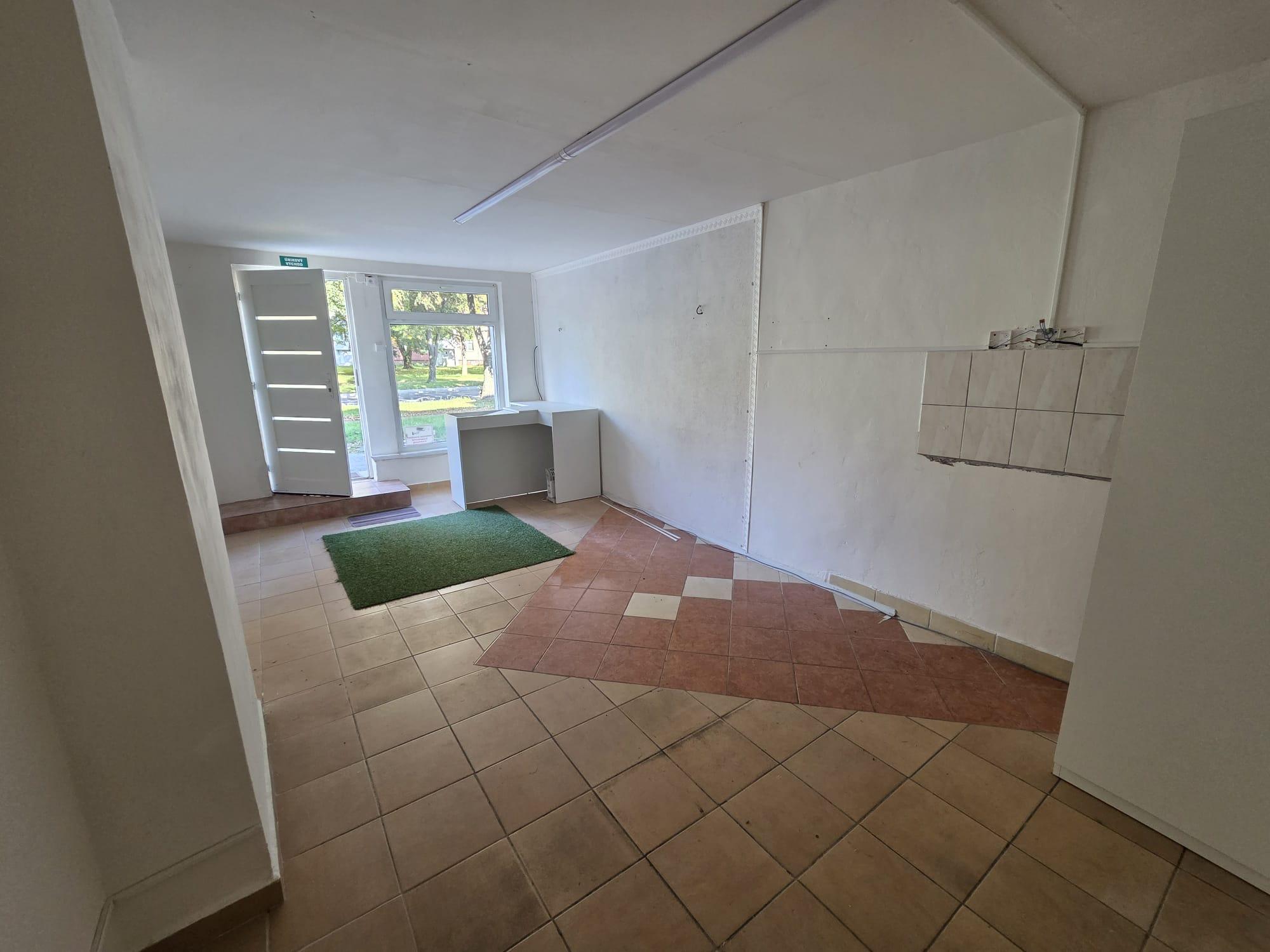 PRENÁJOM – Obchodný priestor o rozlohe 25 m2 – MICHALOVCE
