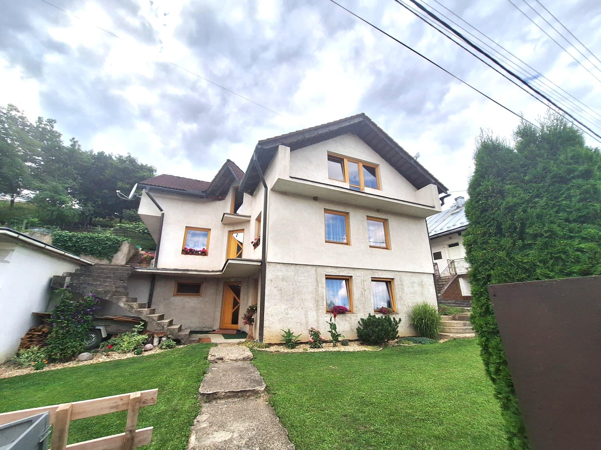 PREDAJ – Priestranný 3-podlažný rodinný dom s ovocným sadom – DUBOVICA okr. Sabinov