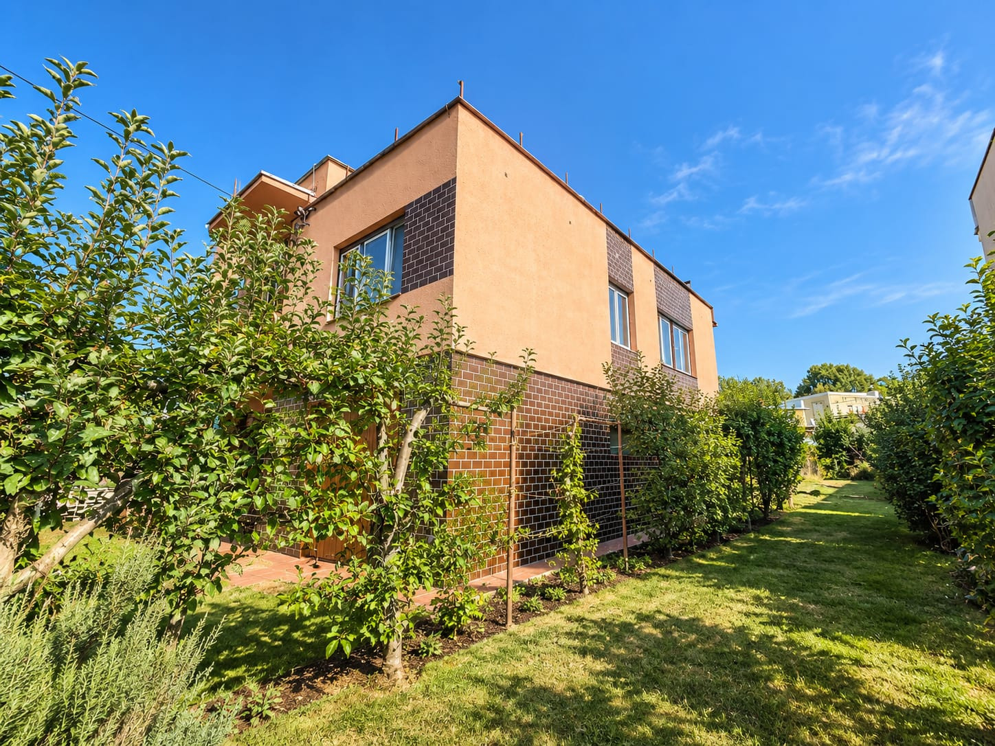 PREDAJ - Výnimočný rodinný dom s terasou a pozemkom 653 m2 - MICHALOVCE